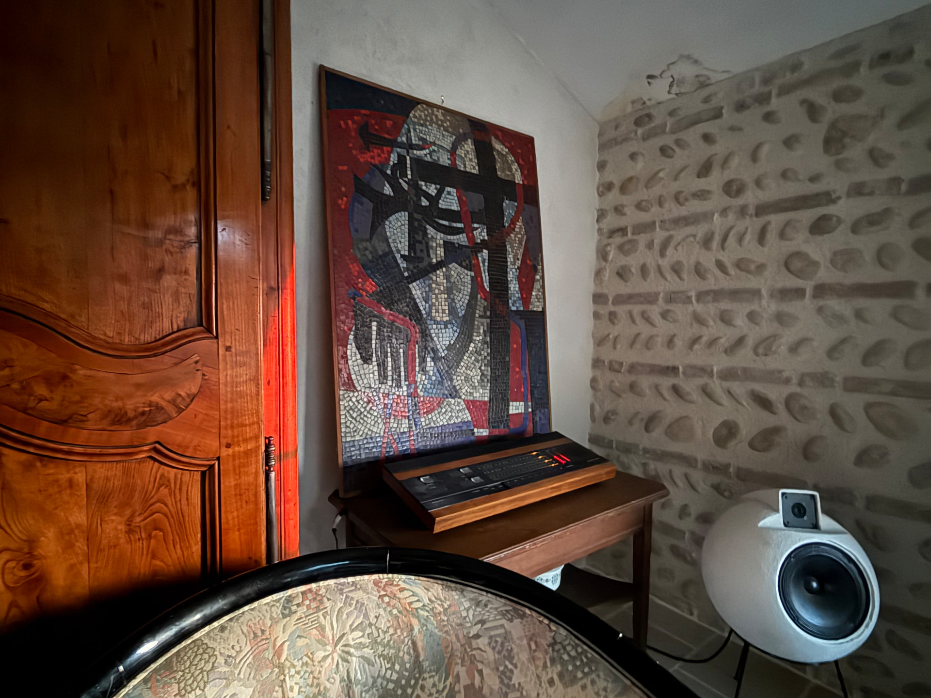 Mosaïque d'artiste, armoire bressane et enceinte design dans le séjour